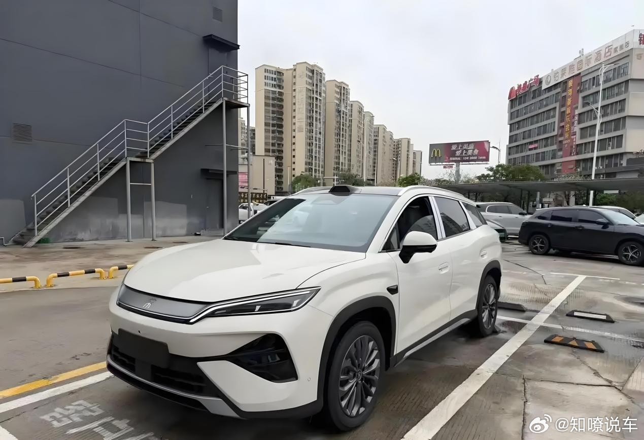 订单破2万，比亚迪下狠手了，宋UltraEV把云撵C+闪充拉到15万级当主流车