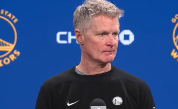 NBA常规赛，在采访中，勇士主教练史蒂夫-科尔首先更新了斯蒂芬-库里的伤情。科尔