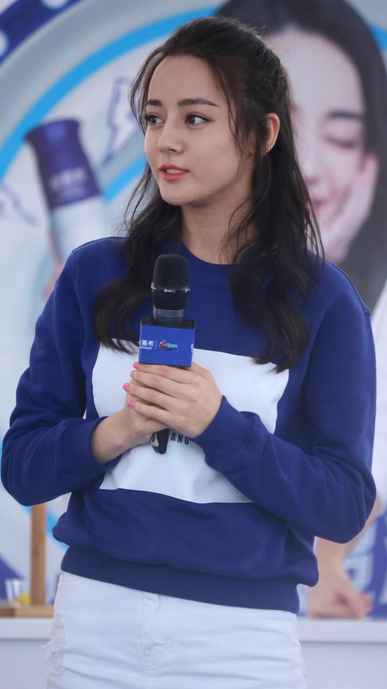 迪丽热巴安慕希站台直拍生图。热巴美神降临迪丽热巴热巴美神降临明星美图生图