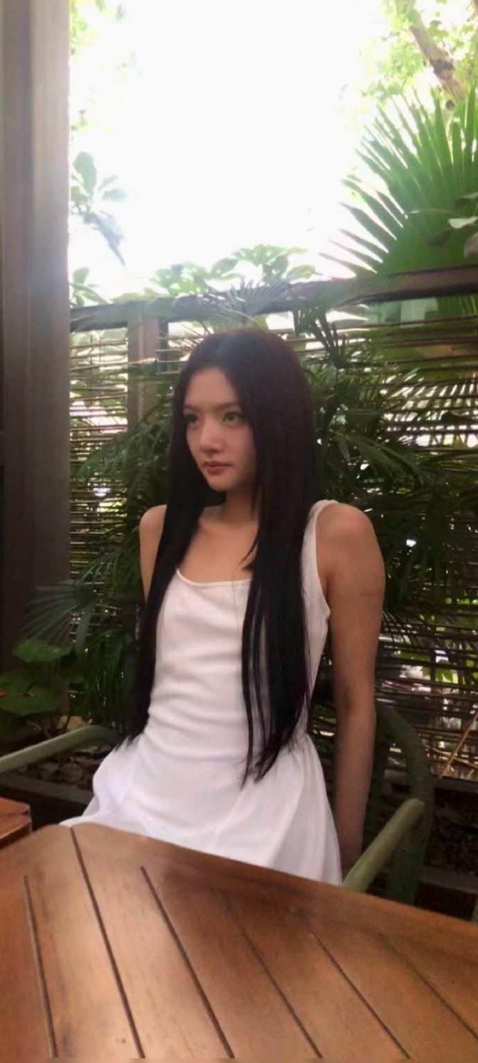 任敏穿搭壁纸，长发白裙营业图，好生温柔。