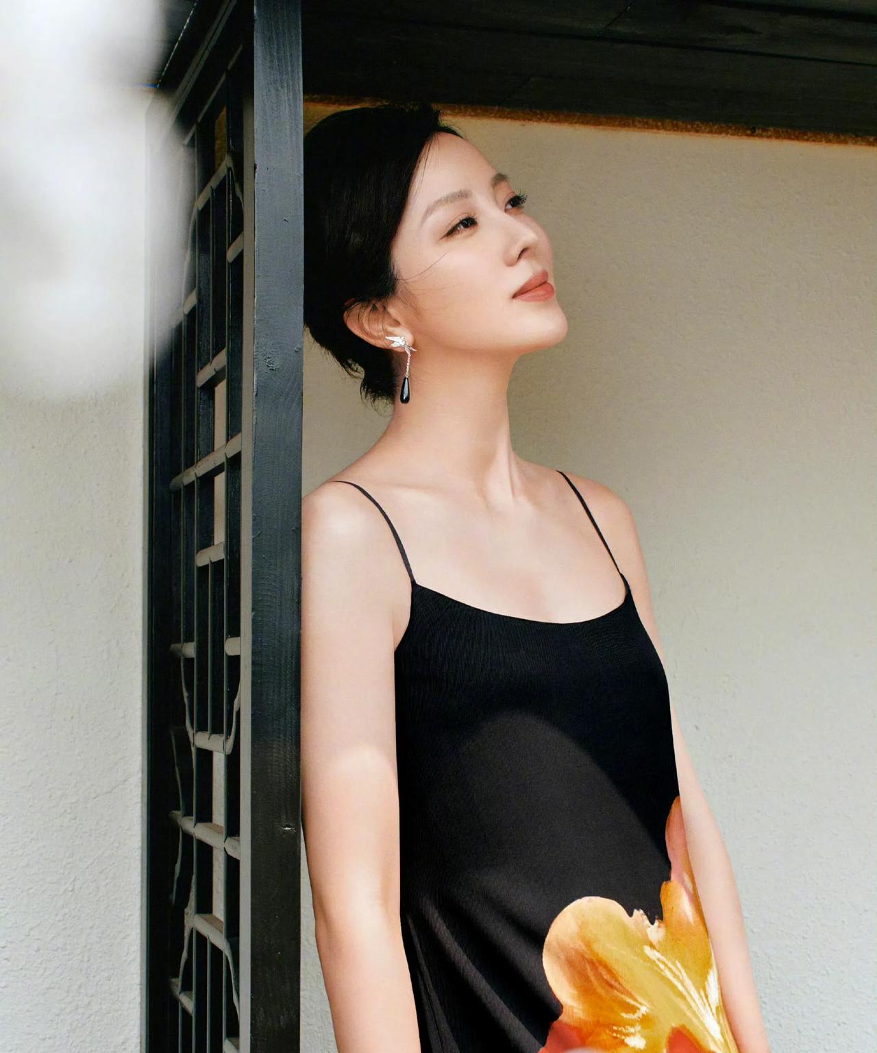 离开央视的她更加漂亮迷人了，也敢穿细肩带吊带裙了，这种有点小性感的裙子，她在央视
