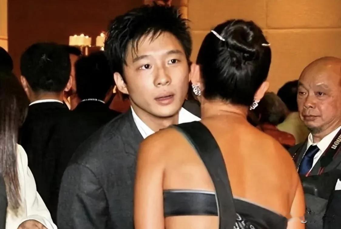 有网友问？章子怡和霍启山还能再续前缘吗？我觉得不能，因为从客观利益上来讲，章子怡