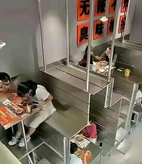 整体经济环境不好，餐饮行业也是非常的难做，你看这家餐厅就在装修上别出心裁，本身不