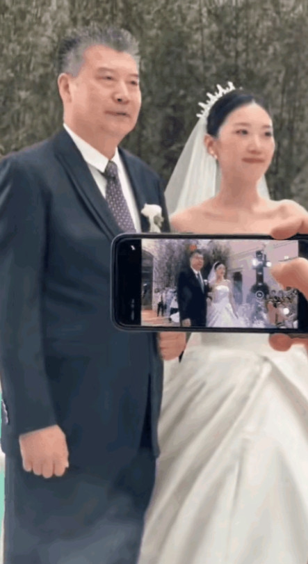 因为莎莎，认识了对她很好的李爷爷。今天李爷爷嫁女儿，新娘子穿着洁白的婚纱，很漂亮