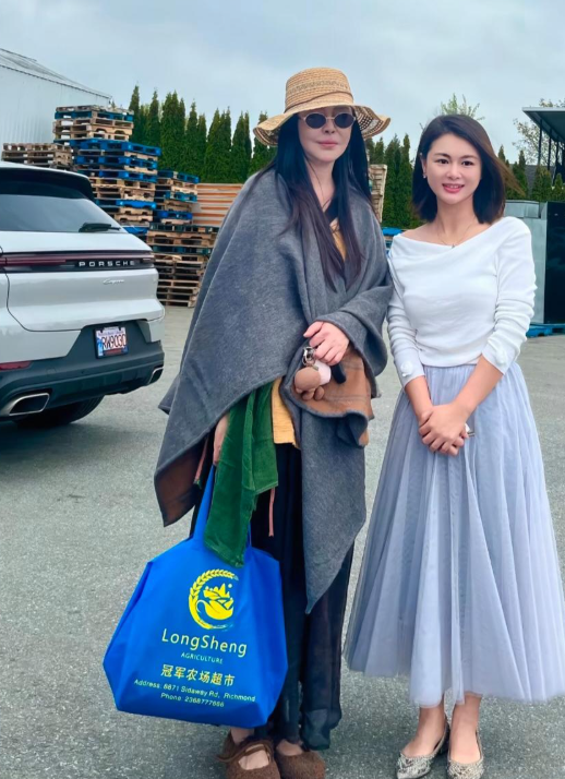 女神王祖贤确实老了！她在加拿大一家超市前和粉丝合影拍照，王祖贤戴着墨镜，脸蛋明