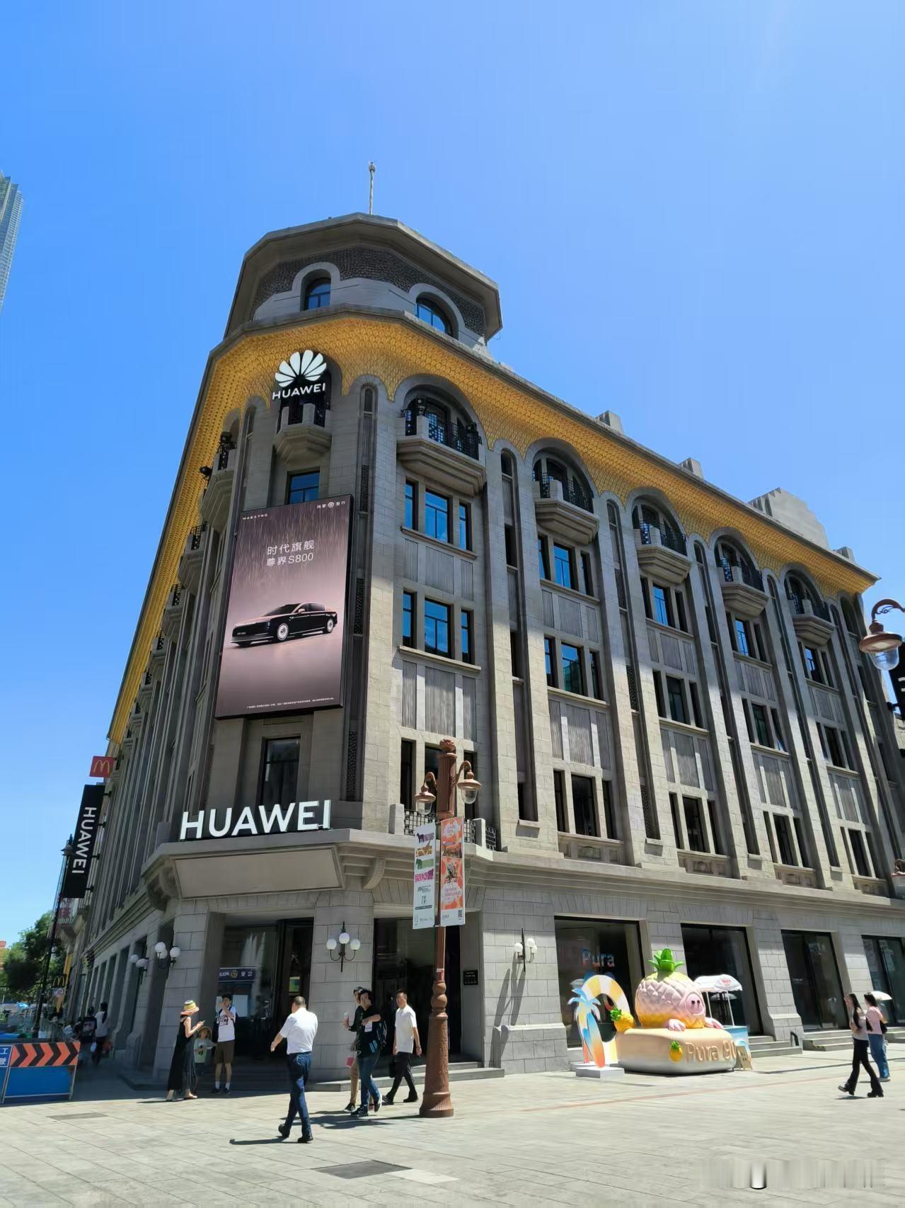 前两天去金街溜了溜，不是休息日，街上的人不多。进了几家商场，也是冷冷清清。看见劝