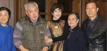 2008年，刘晓庆参加导演谢晋的葬礼，手上提着一个白色的袋子，里面装满了现金。她
