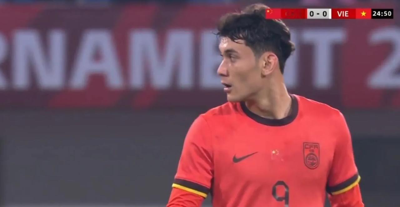 拜合拉木错失单刀良机，熊猫杯中国U22国青迎战越南U22，中国队虽然人员不整，但