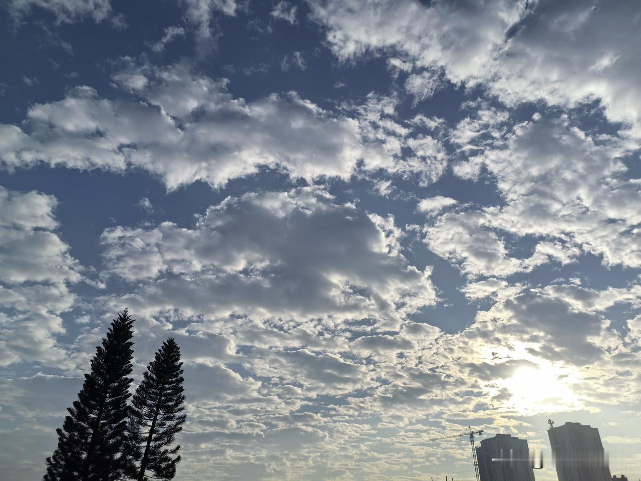 本周后期广东云量增多偶有小雨！未来几天18～20日，广东省大部晴到多云；其中