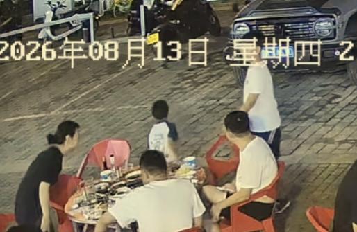 伤害性不高侮辱性极强！陕西西安，一家五口到饭店门口吃饭，几人吃完也不买单，先后离