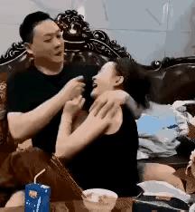 这丈夫哄妻子的做法，真是笑死人了！丈夫和妻子吵架了，妻子生气不吃饭。丈夫为了哄