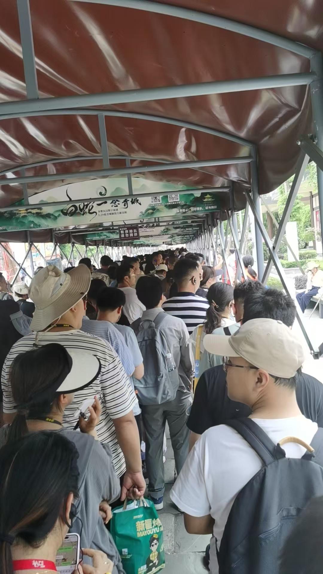 明知道五一出行各景区会人头攒动，人山人海，旅游体验差，为什么还会有那么多的出行人