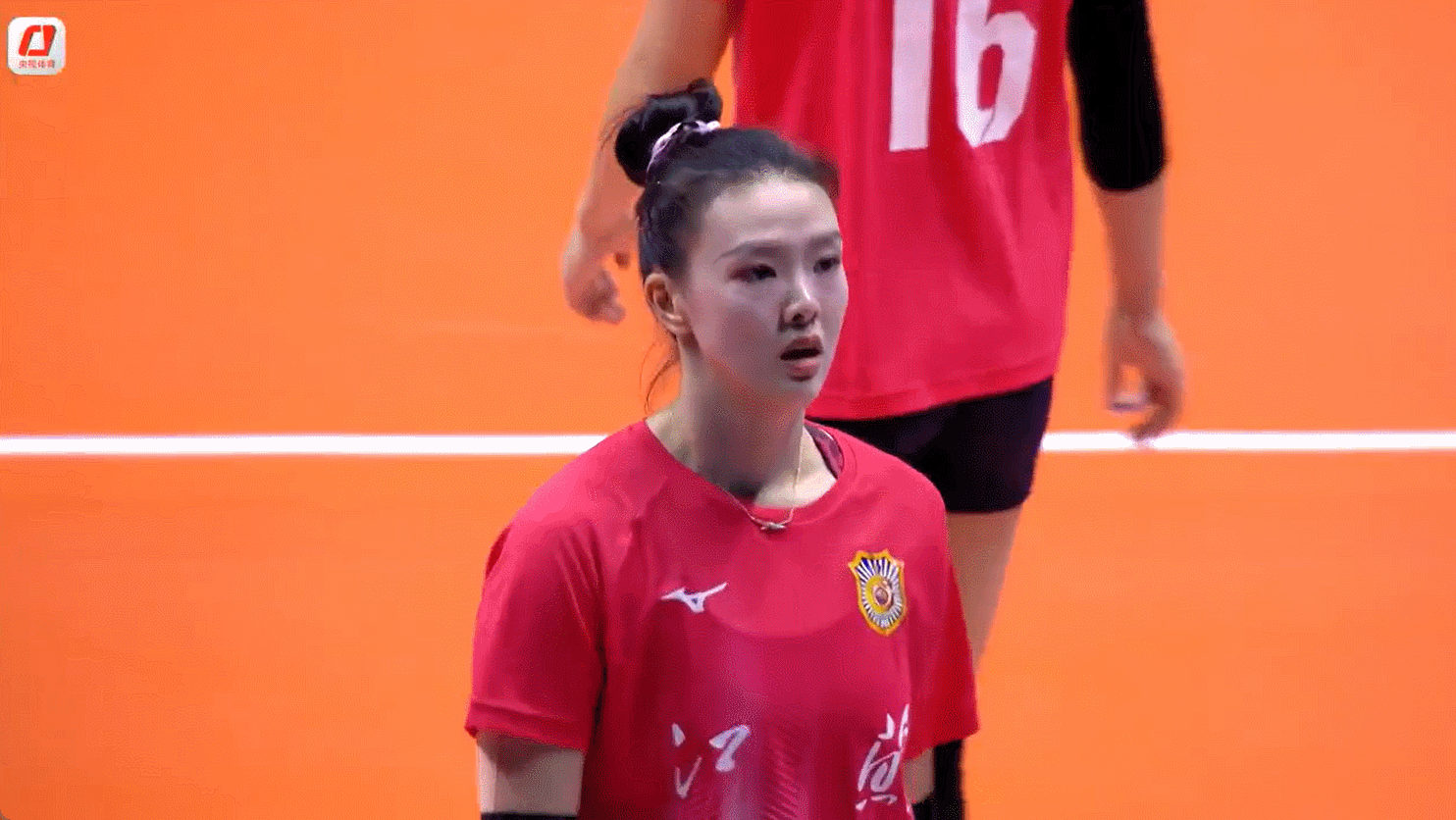 张常宁这波发球轮，江苏队连着拿不少分了……最后是靠她发球直接出界，才熬过去，我辽