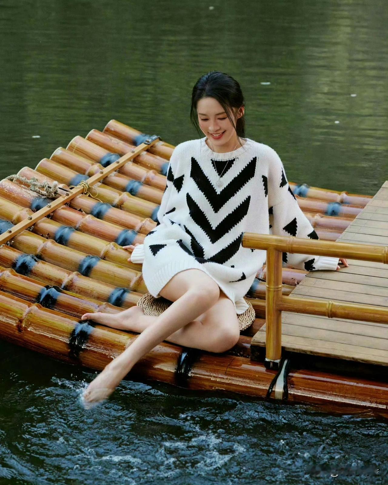 小小竹排江中游，竹排上面美女笑靥如花。李沁真是一个有颜值又阳光开朗的美女演员。