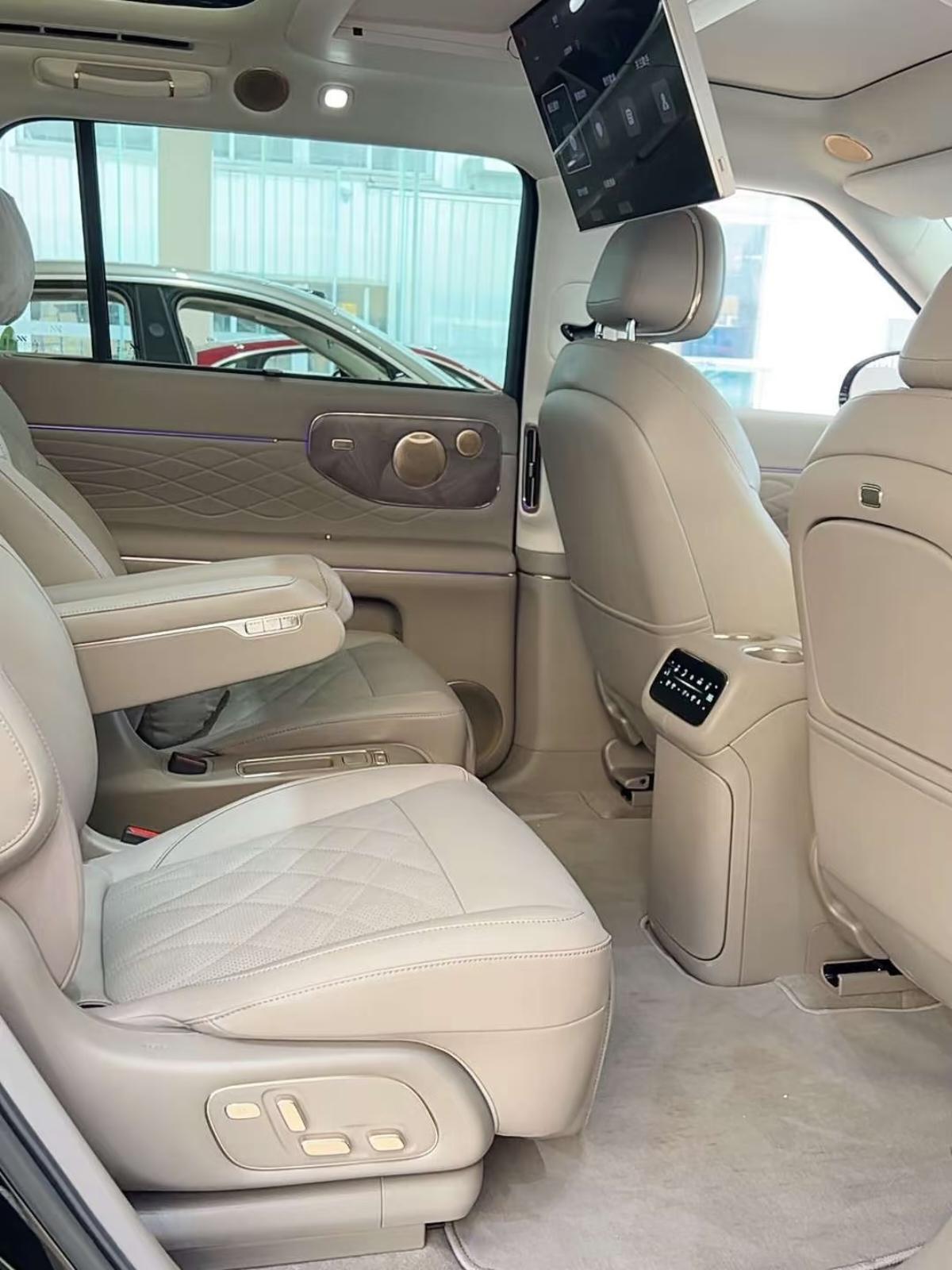 在我印象中智己按理说是一个主打高端豪华的牌子啊，怎么也和零跑一样走性价比路线了。