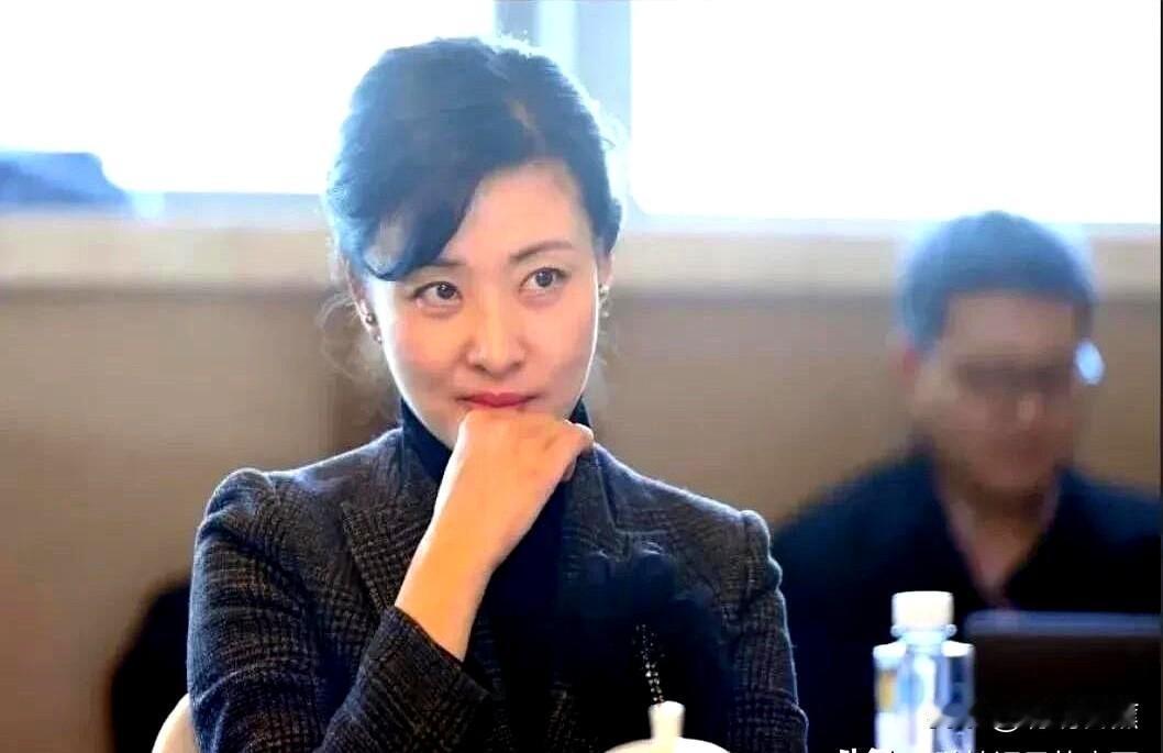 都是50多岁的老女人了，怎么还这么有气质，这样迷人的眼神，哪个能扛得住？她曾