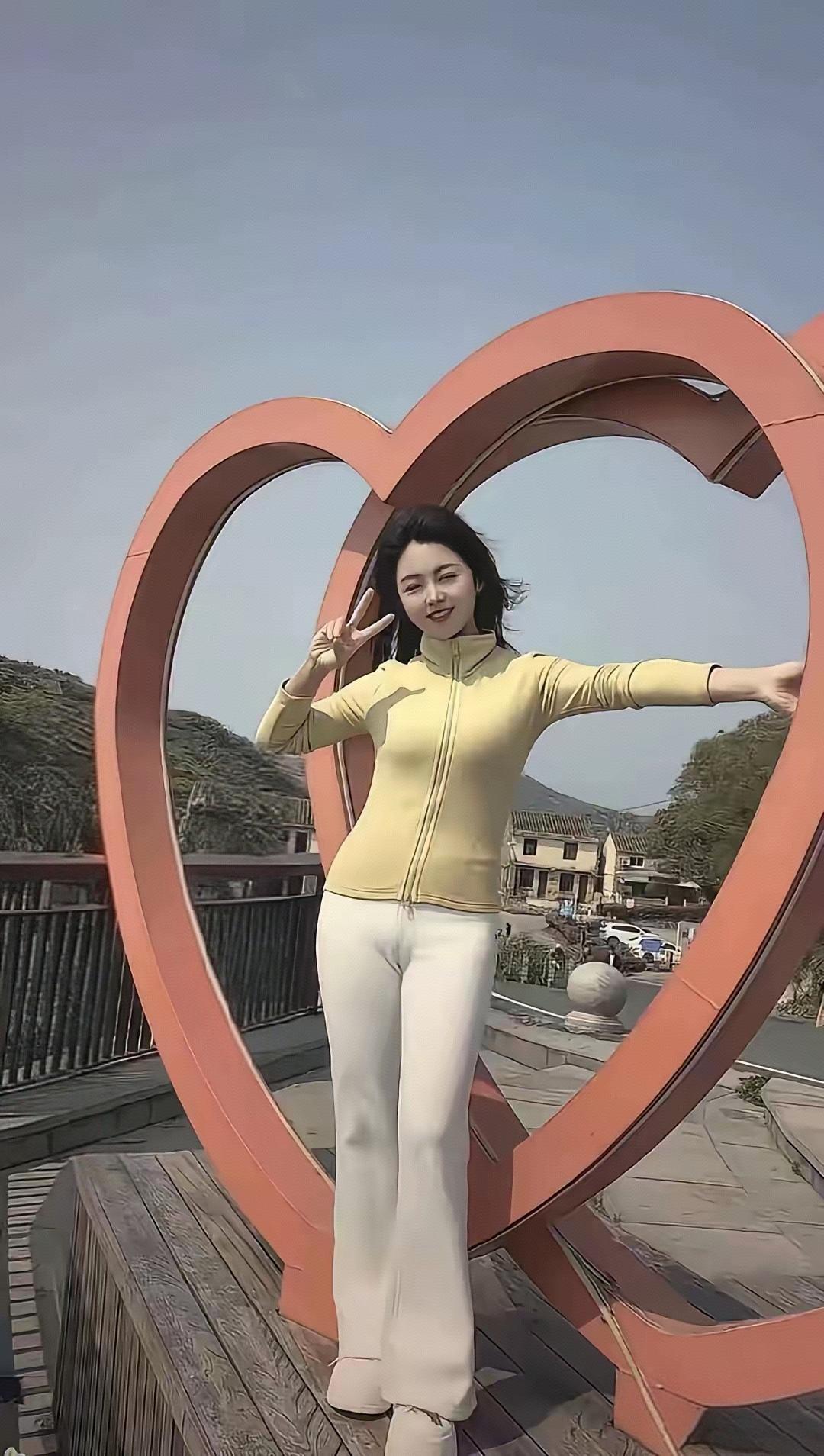 我已经帮你P掉了后面两男的，你要如何感谢我？