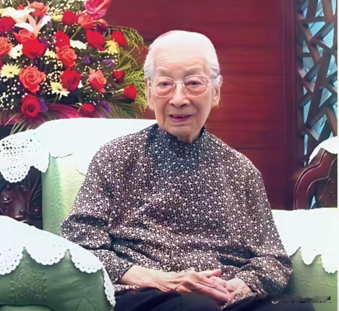 雷洁琼先生是德高望重的爱国志士、社会活动家。晚年到访韶山毛主席故居时，她挥笔写