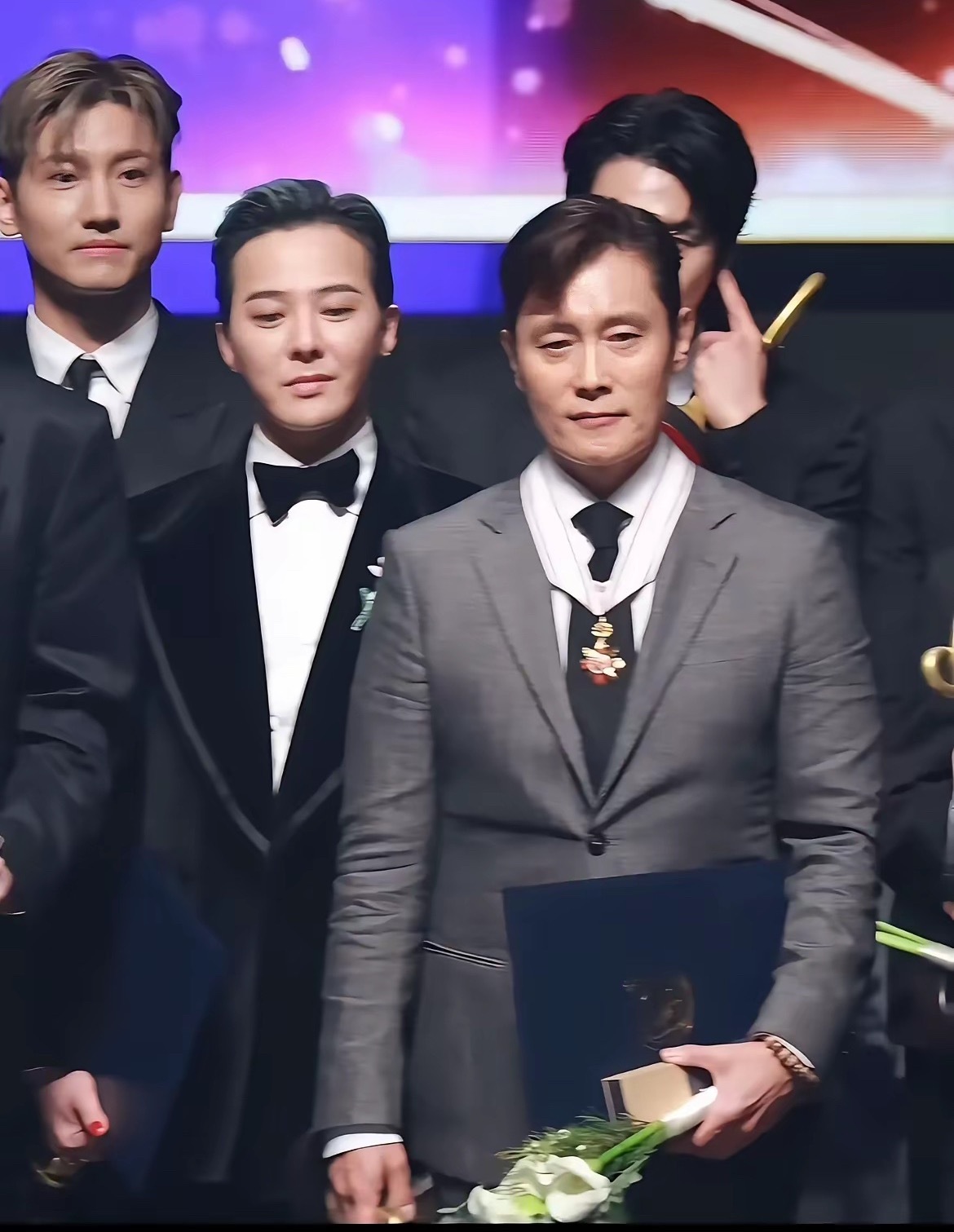 权志龙就是矮了点，论五官，这张合照，和李敏镐李秉宪比起来，也没输到哪里去啊！