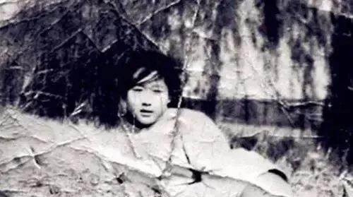 1938年在禹王山战役中，18岁的卫生员刘守玟亲眼看到一名连长被日军击中，正当她