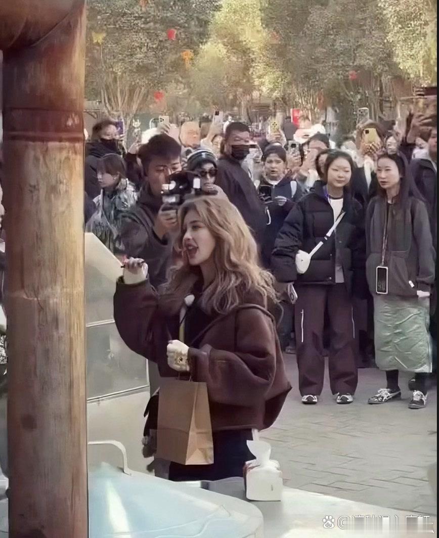 白鹿在镜头前吃烤肉那一段，旁边经纪人都快急疯了。嘴里刚塞下一口，眼神还盯着盘子，