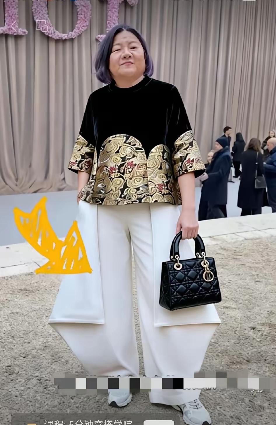 洪晃终于很难得的穿对了一回，洪晃这身打扮挺适合自己的气质，不但华丽贵气还传统复古