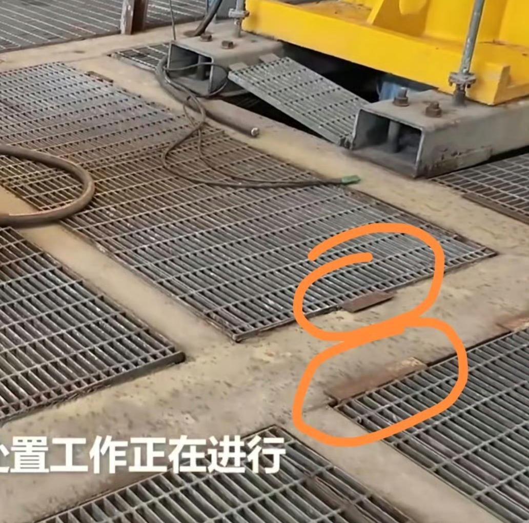 看看这个格栅板的焊接方式，仅凭常识判断，就明白不牢固。不知道焊接的人怎么接这活的