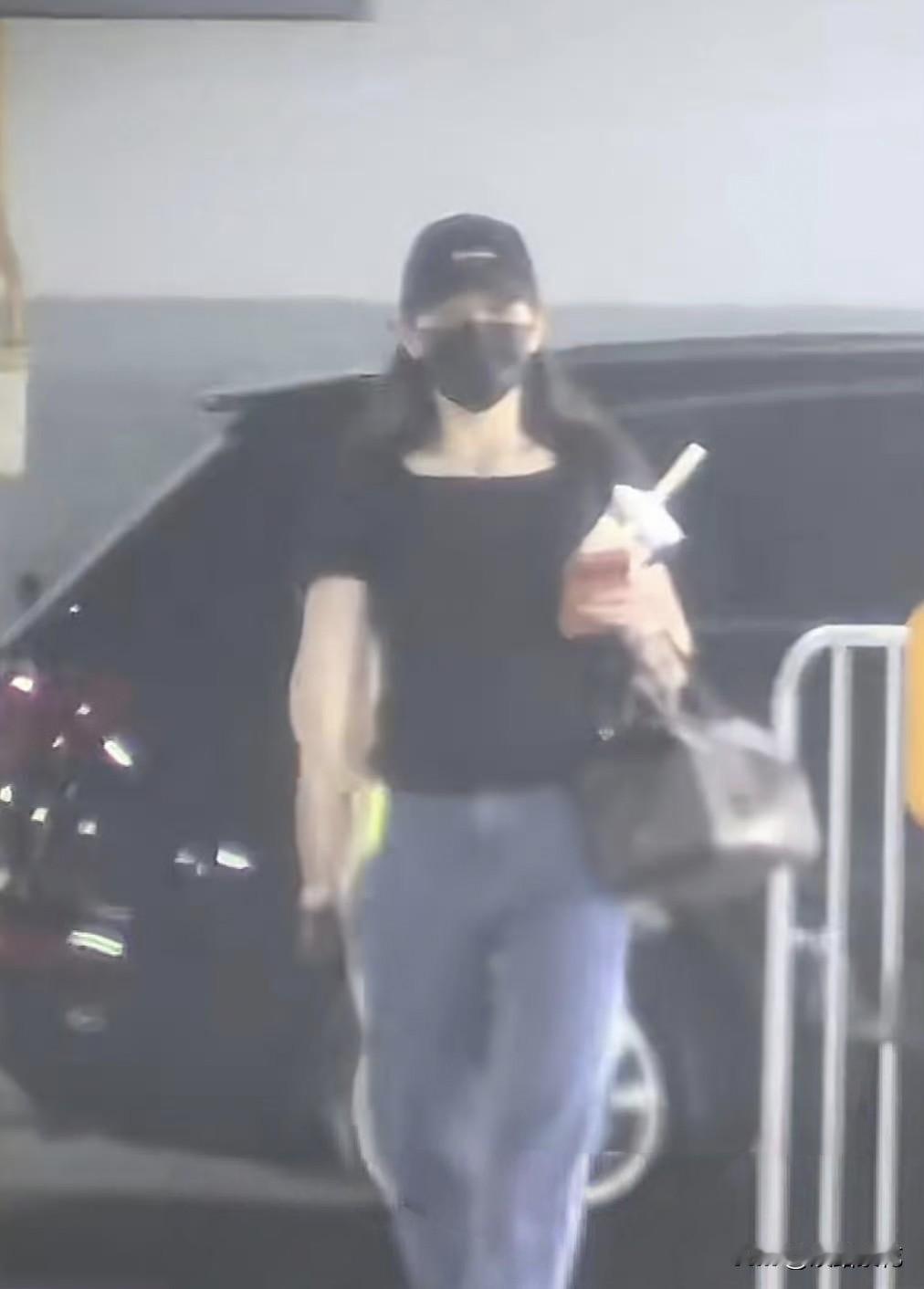5月20日，王鸥被拍到带女儿出门。小姑娘两岁左右，扎着小辫，全程由保姆抱着。王鸥