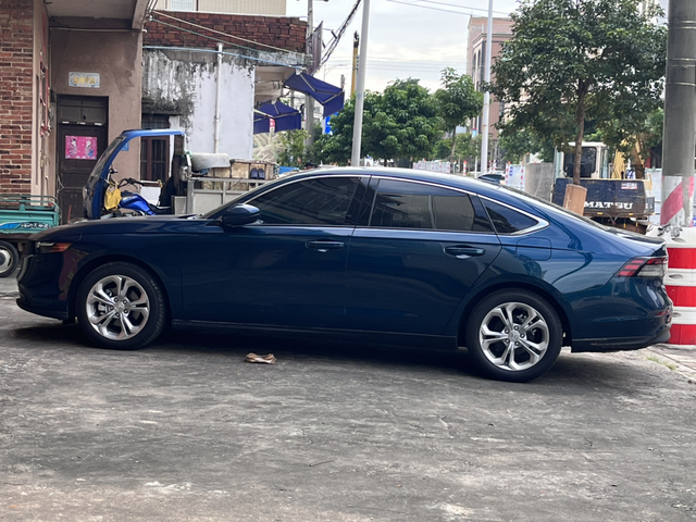 十一代雅阁不知为啥，感觉越看越好看，忍不住拍了几张，来唠叨唠叨。个人感觉全新