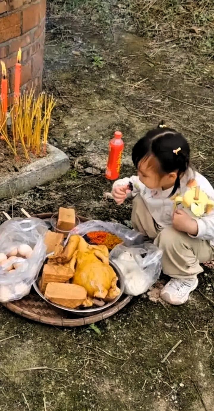 真是让人哭笑不得！广东某地，清明时节，女子带女儿去给老祖宗上坟，她细心规整好各类