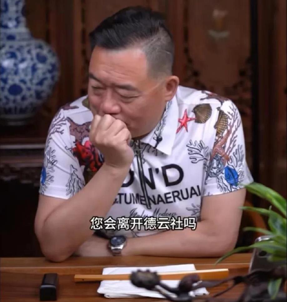 郑好老师更新视频了。主持人问他你现在直播火了，以后会不会跟郭德纲的理念不一致，以