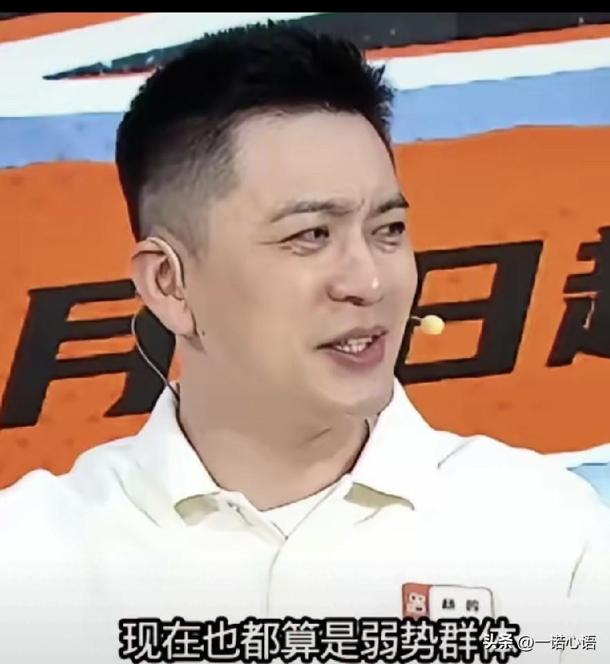不当总教练，果然轻松。杨鸣现在，肉眼可见的长肉了。以前棱角分明的脸，现在，圆润