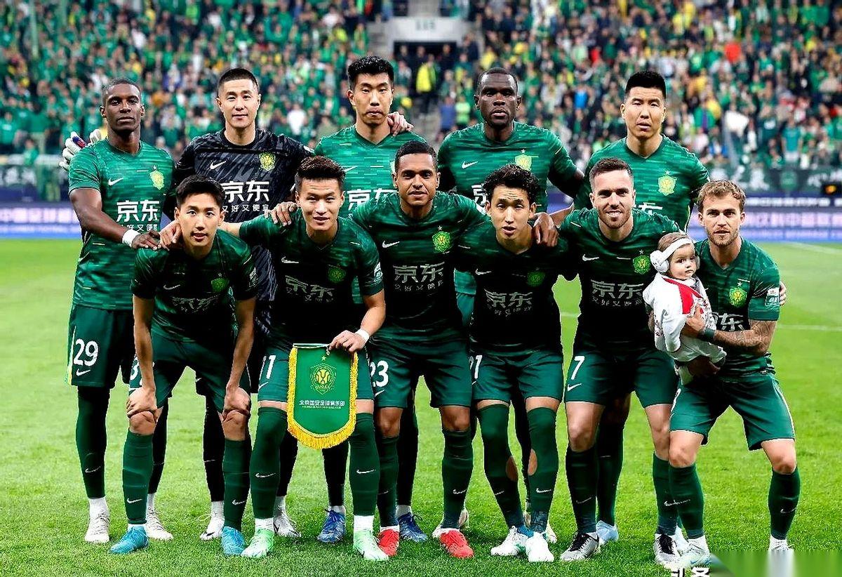 第五个了。国安的第五座足协杯，就这么到手了。前面有山东泰山那8个冠军杵在那儿