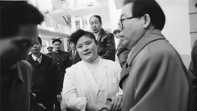 1996年，一个全身绑满炸药的歹徒闯进郑州国棉五厂幼儿园，劫持了28名孩子。女警