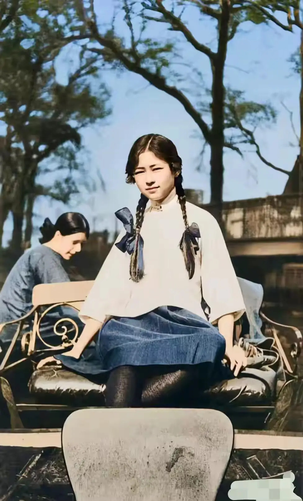 1920年，林徽因一张罕见留影，她扎着两个辫子清秀又带着点媚劲儿