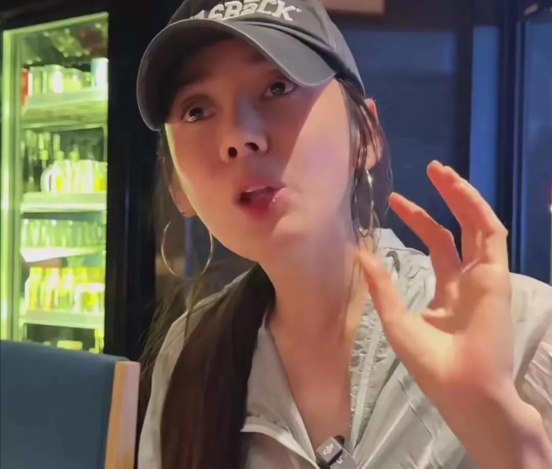 秋瓷炫的爱，其实很卑微！经常刷到秋瓷炫的视频，她的视频大部分都是以她家庭生活为