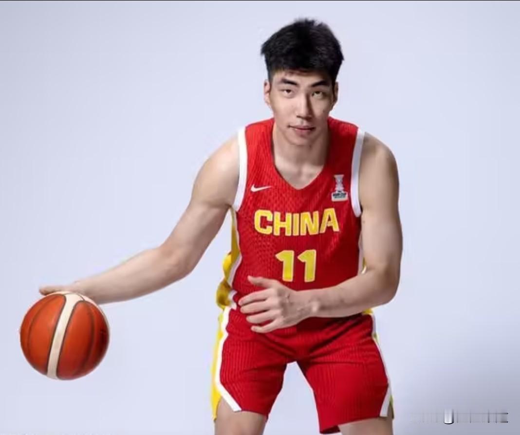 余嘉豪不远万里转机5航班施援中国男篮郭士强，世预赛已经连续两次败给了韩国，中国男