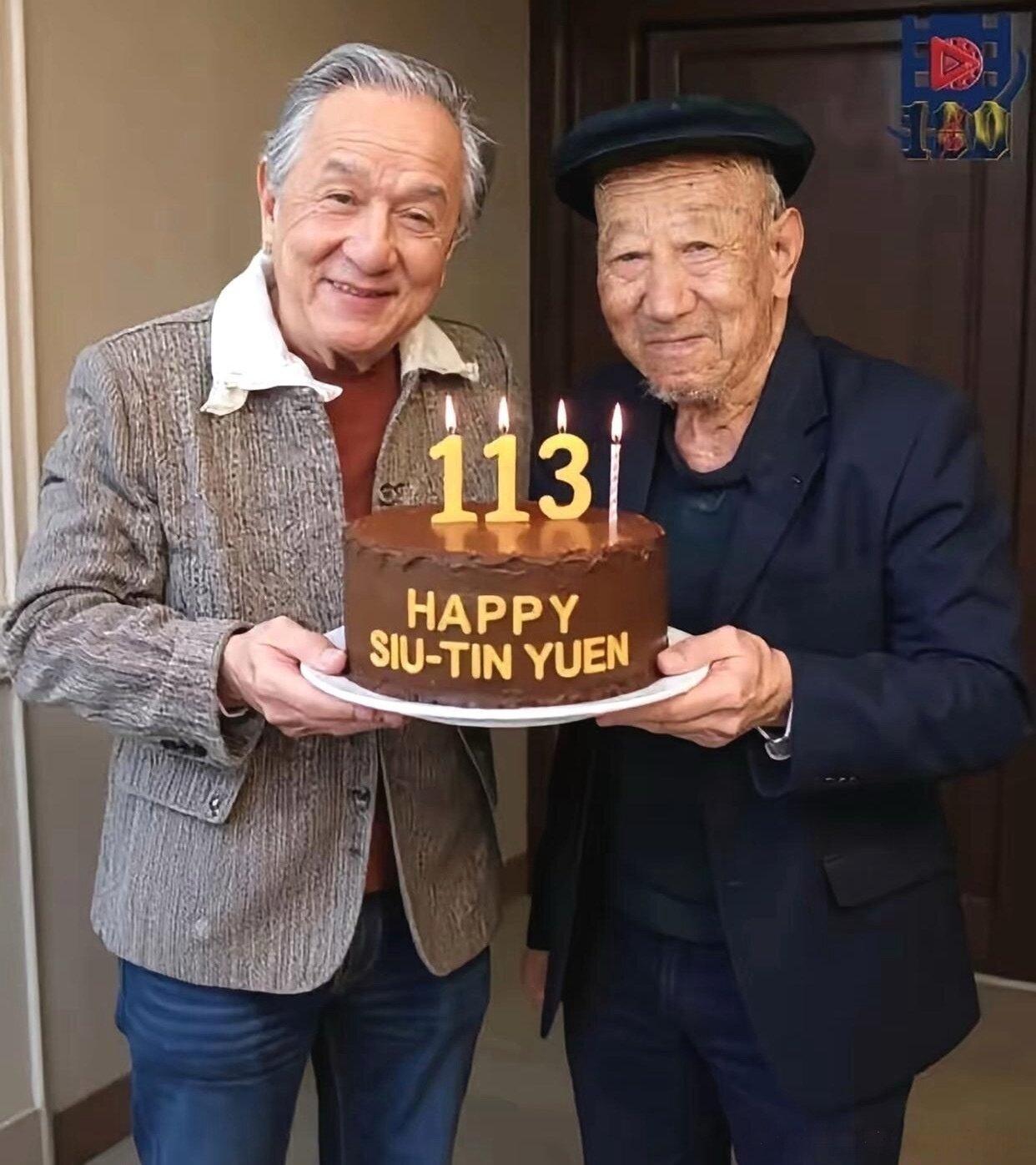 大鼻子成龙，如今头发也白了，过上了老年人的生活。成龙年轻的时候拍电影十分拼，经