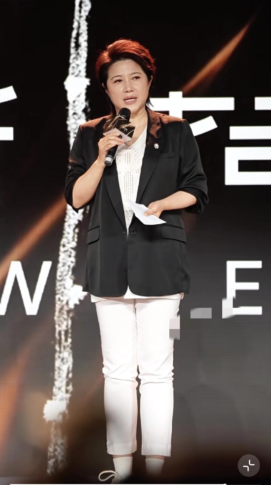 54岁颜丙燕近日现身北京国际电影节全身照曝光，衣服一看就是中年女性穿的，脸发福了