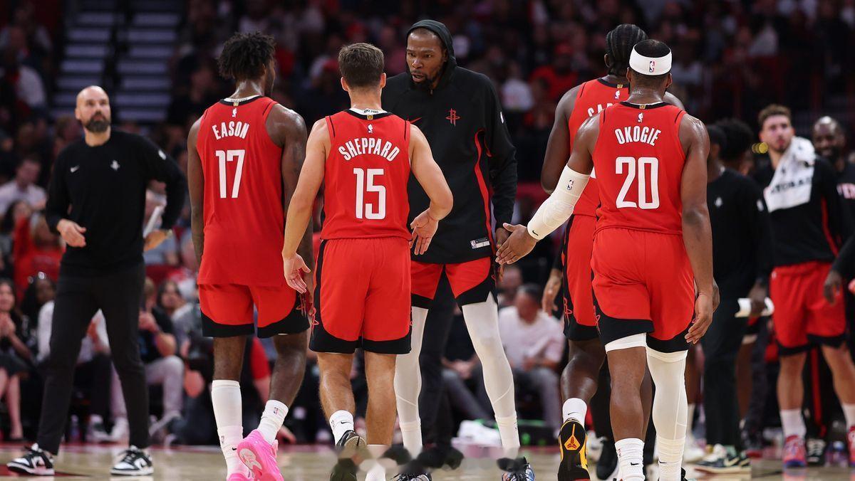 火箭队昨天在本赛季第三场比赛中就有七名球员得分超过10分在去年全部82场比赛中，