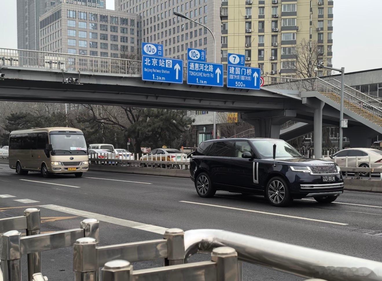 英国首相斯塔默访华大红旗国礼又秀了一把！虽然英国有劳斯有宾利但是气场上国礼真不差