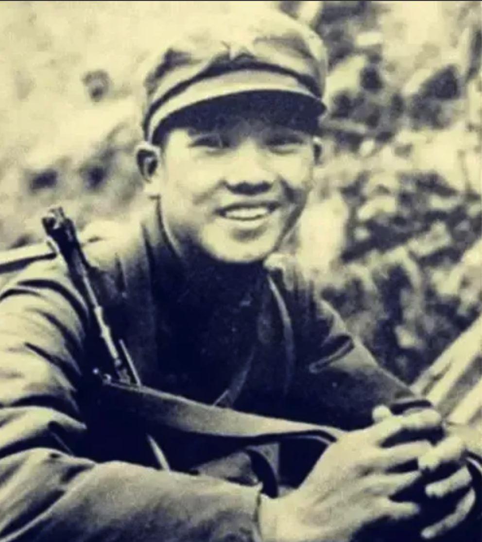 1979年，新兵陈全钢给前线阵地送信，到阵地后，却发现越军占领了此阵地，他摸了摸