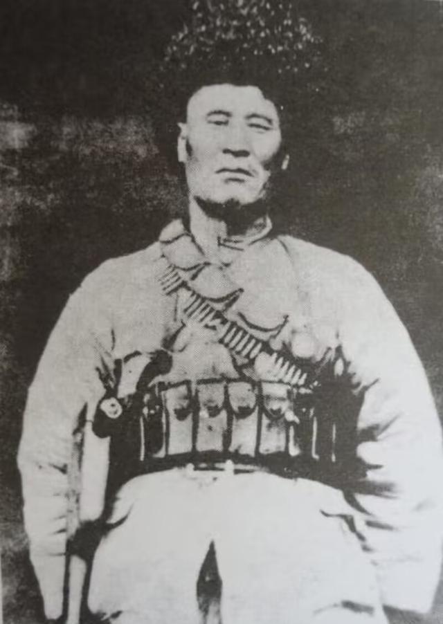 1942年，有人向马步芳告密，说马彪有野心，想脱离青海，马步芳听后，便飞往重庆，