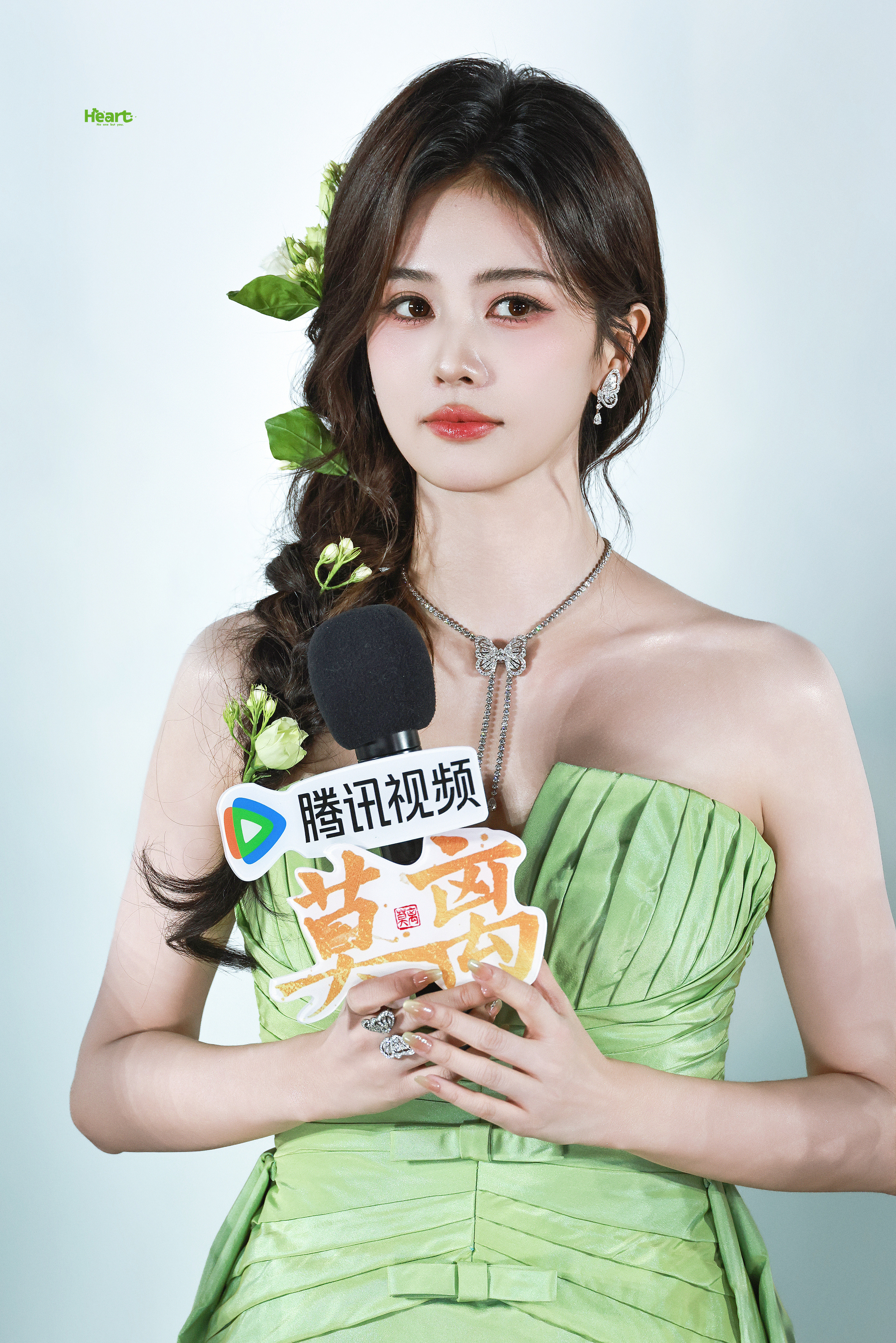 白鹿青裙茉莉，温婉入画。白鹿