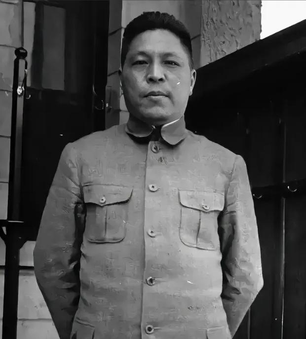 1927年，蒋鼎文坐船去普陀山巡防，途中，蒋鼎文遇到一个妙龄少女带了个小孩，就问