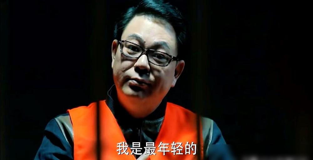 《人民的名义》里最蠢的贪官，非肖钢玉莫属！靠着检察院的权力，他把一箱中华烟卖