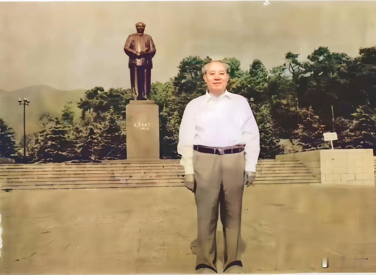 1995年，年近八旬的汪东兴来到韶山，深切缅怀伟大领袖毛主席。自1947年春