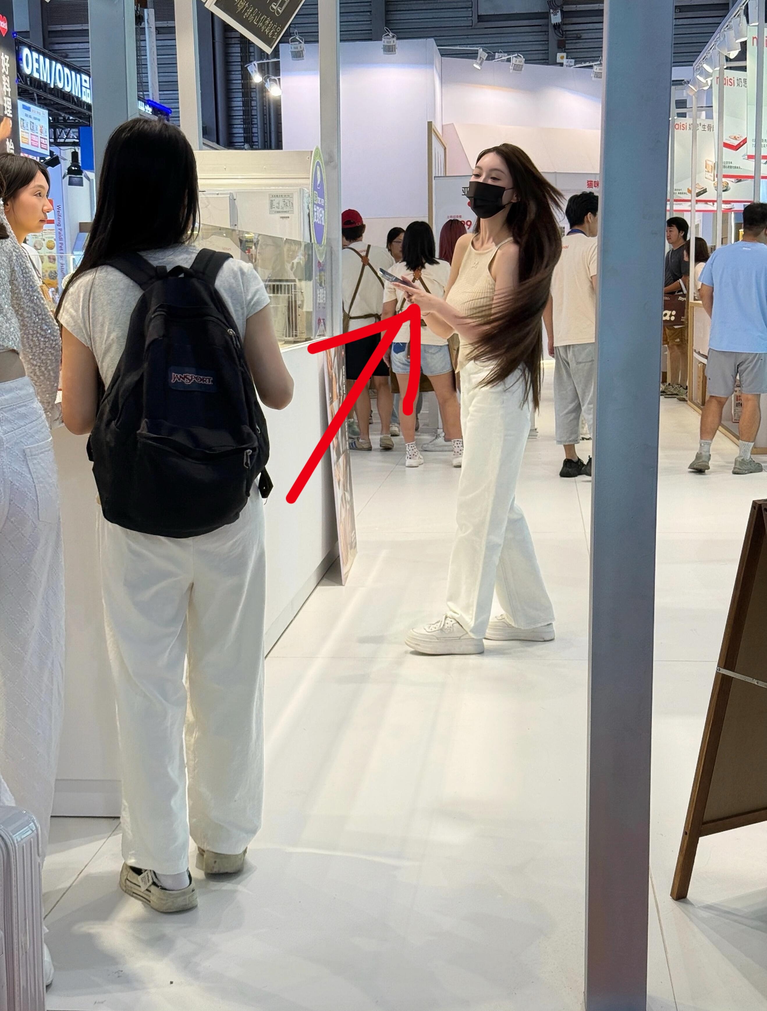 叶珂看宠物展被偶遇，这发量羡慕了​​​