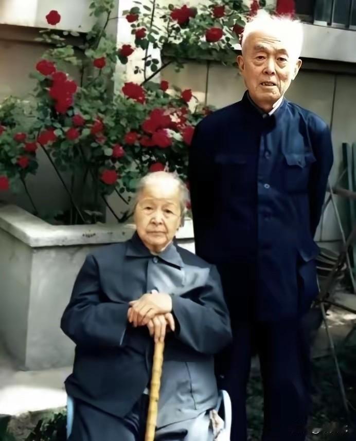 1964年，北大教授季羡林听说妻子彭德华要来北京，连夜把家里的大床换成了单人床，