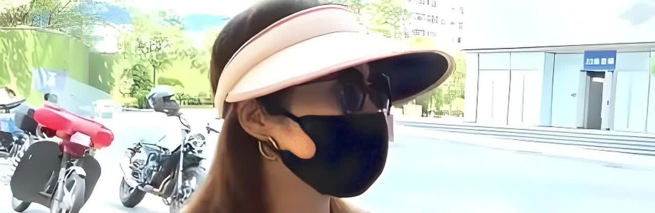 在重庆，有位女子去一家理发店做头发。结果她发现给她服务的理发师有腹肌，没忍住就用